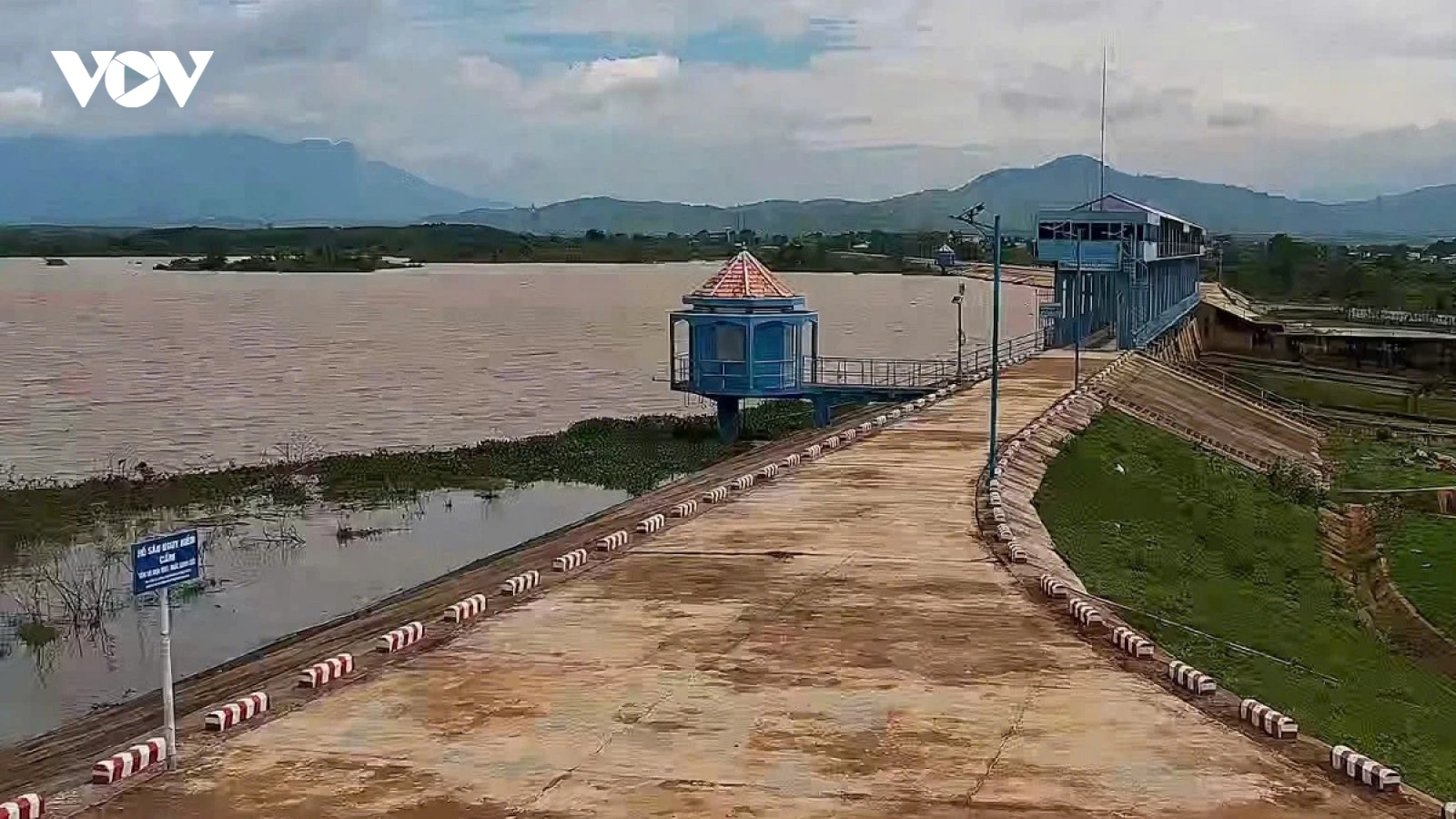 Mực nước tăng nhanh, hồ Ba Bàu ở Lâm Đồng xả lũ khẩn cấp